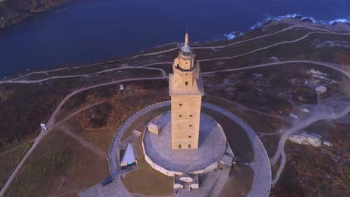 Tour de la vieille ville sur le bord de mer en soirée