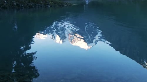 See und Gipfel spiegeln sich im Wasser