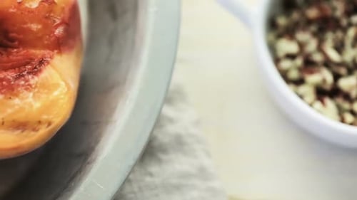 Pêches grillées biologiques au thym frais sur une plaque métallique.