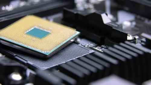Puce
d'ordinateur CPU. Processeur sur prise sur la carte mère. Technologies, électronique nanomètres