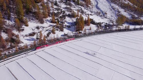 Un train à neige en Suisse est utilisé pour transporter les passagers et les skieurs vers les stations de ski