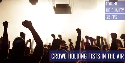 Multidão do partido segurando os punhos no ar