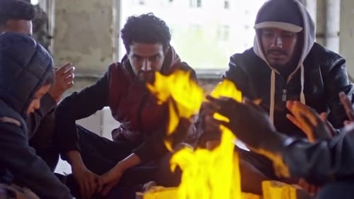 Hombres y niños sin hogar antes del incendio