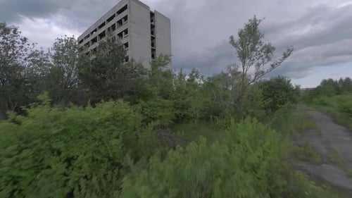 FPV Drone Flies Maneuverable Through an Abandoned Building