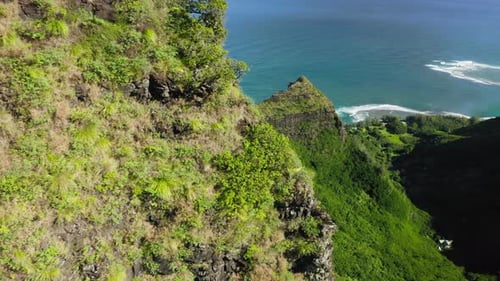 Haena State Park. Luftaufnahme des Küstengebirgskammes und der dahinterliegenden Meereslandschaft