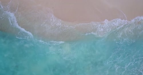 Breite Overhead-Kopie-Weltraumaufnahme eines weißen Paradiesstrandes und blauem Wasserhintergrund in bunter