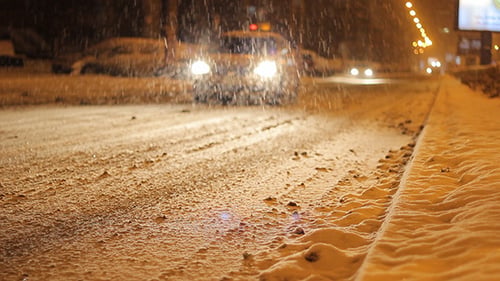 Taxi fährt an der verschneiten Straße vorbei