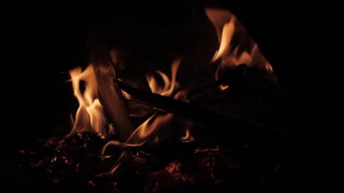 Feuer im Pizzaofen stacheln