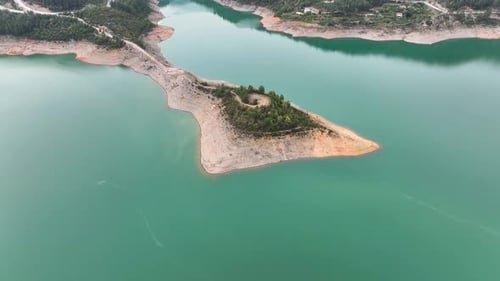 Gebirgsfluss hoch in den Bergen Luftbild 4 K