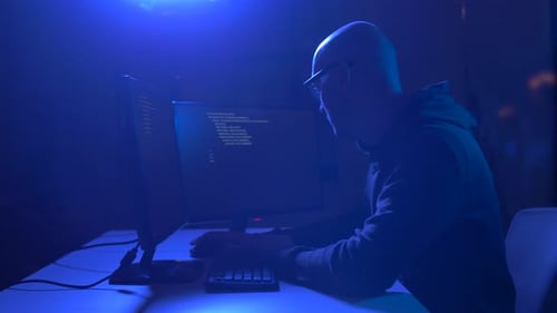 Hacker utilisant un virus informatique pour une cyberattaque