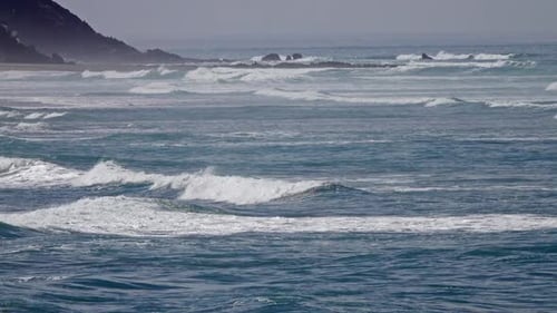 Landschaft mit großen Atlantikwellen am Strand von Marokko