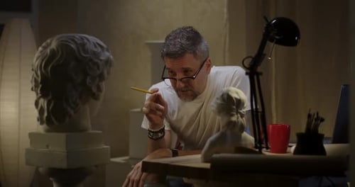 Artista hablando con la escultura