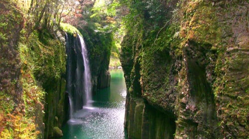Frühlingsfelsen und Wasserfall
