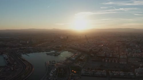 Luftaufnahme des Containerterminals des Seehafens der Stadt Valencia und des Schiffes während