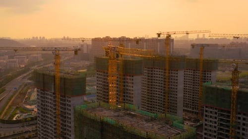 Luftbild der Baustelle bei Sonnenuntergang