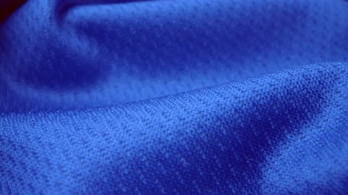 Nahaufnahme der detaillierten Stoffstruktur aus glänzendem Spandex-Tuch mit Dolly Shot.