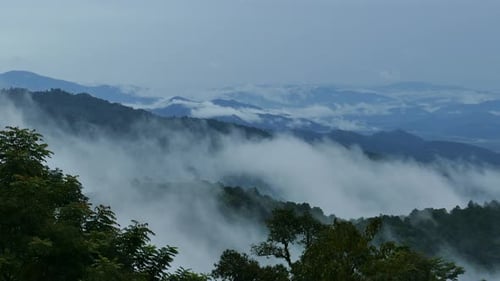4K De belles montagnes remplies de brouillard.