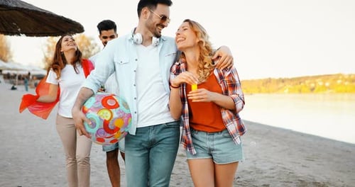 Glückliche Menschen trinken und Spaß am Strand haben