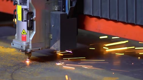 Industrielles Laserschneiden von flachen Stahlblechen