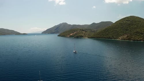 Yacht solitaire avec des voiles blanches dans la mer