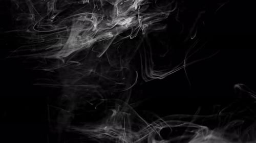 Partículas blancas y tinta que se mueven lentamente sobre fondo negro