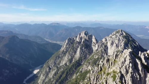 Sobre la cresta de las montañas en los Alpes Julianos, Mangart, Parque Nacional Triglav