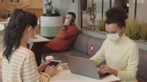 Femmes travaillant dans un lobby moderne