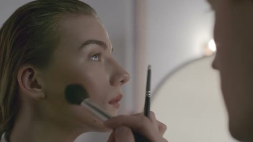 Model erhält Make-up
