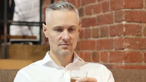 Porträt eines Mannes im Mittelalter, der Wasser trinkt