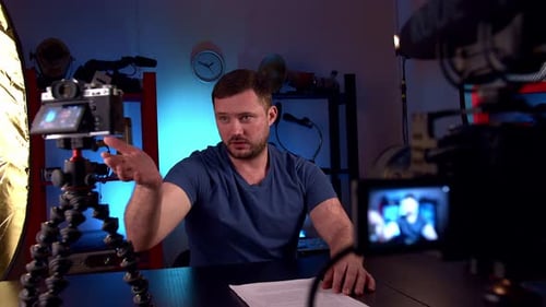 Blogger sendet im Videostudio mit Kameras und professioneller Beleuchtung