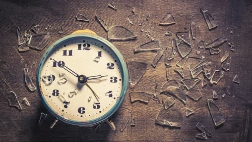 Pausenzeit-Konzept mit geschlungener Uhr und Glasscherben