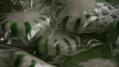 Rotierender Schuss aus grünen Minzbonbons - CANDY SPEARMINT 011