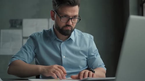 Instrumente und Büro für Designer. Männliche Hände zeichnen mit einem Bleistift