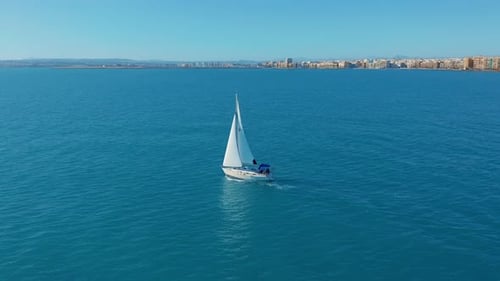 Luftaufnahme. Yachtsegeln auf offenem Meer. Segelboot. Yacht von oben. Segeln am Windy Day.