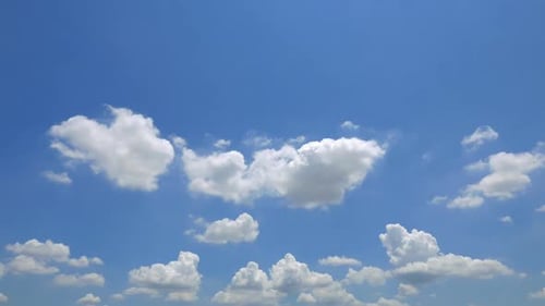 Zeitraffer einer weißen Wolke, die sich um den Himmelshintergrund bewegt