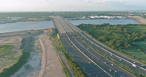 Verkehr auf der Autobahn auf der Straße Alfred E.