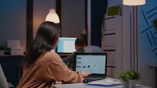 Femme d'affaires bourreau de travail travaillant à l'analyse de la stratégie de gestion