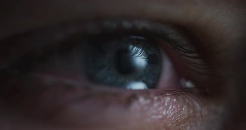 Auge mit Tränen