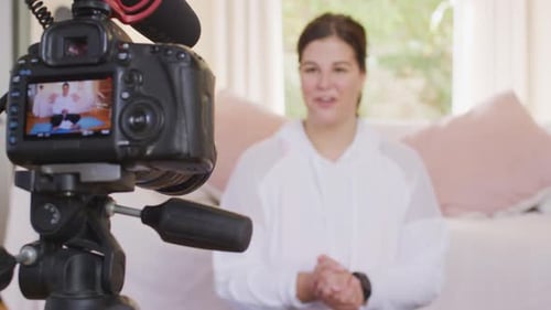 Mujer bloguera caucásica haciendo un Vídeo en casa