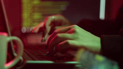 Professionelle Hacker-Arbeitsplatz-Nahaufnahme