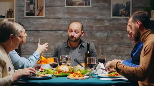 Mari et femme tintant un verre de vin rouge