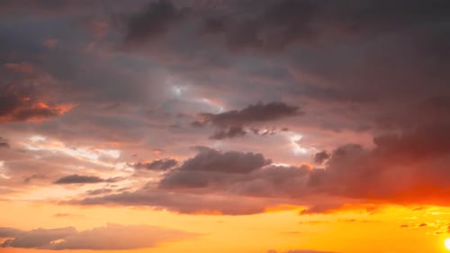 Sonnenuntergang Bewölkter Himmel mit flauschigen Wolken