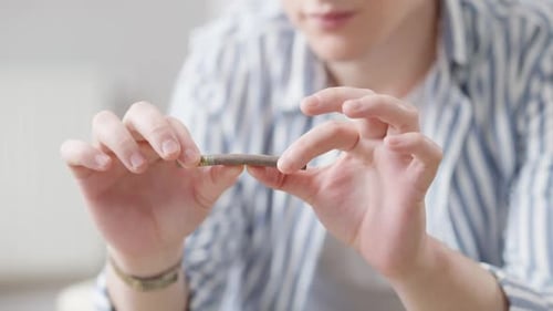 Gros plan d'un cigare masculin qui se brise les mains