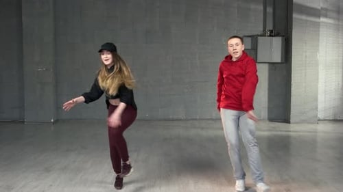 Paar junger Mann und Frau tanzen Hiphop