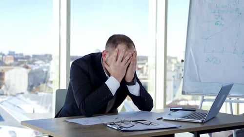 Homme d'affaires stressant au travail au bureau