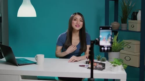 Tutorial de belleza de grabación de vlogger femenina para redes sociales