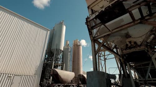 Zementfabrikgebäude und große Stauseen mit Materialien gegen Industriestadt bei Hills Foot