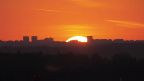 Die Sonne geht hinter der Skyline der Stadt unter