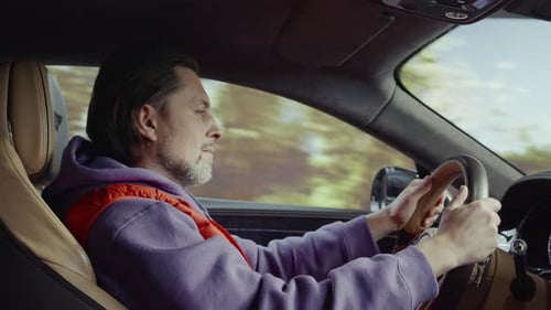 O motorista controla o carro