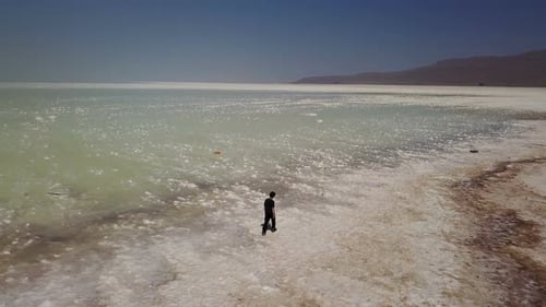 Homme célibataire marchant seul sur le lac salé White Urmia, Iran